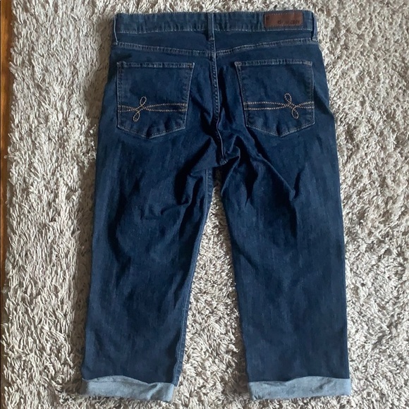 Levi Denizen medium wash capris - Picture 2 of 5